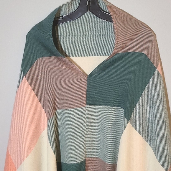 Poncho - Picture 4 of 8